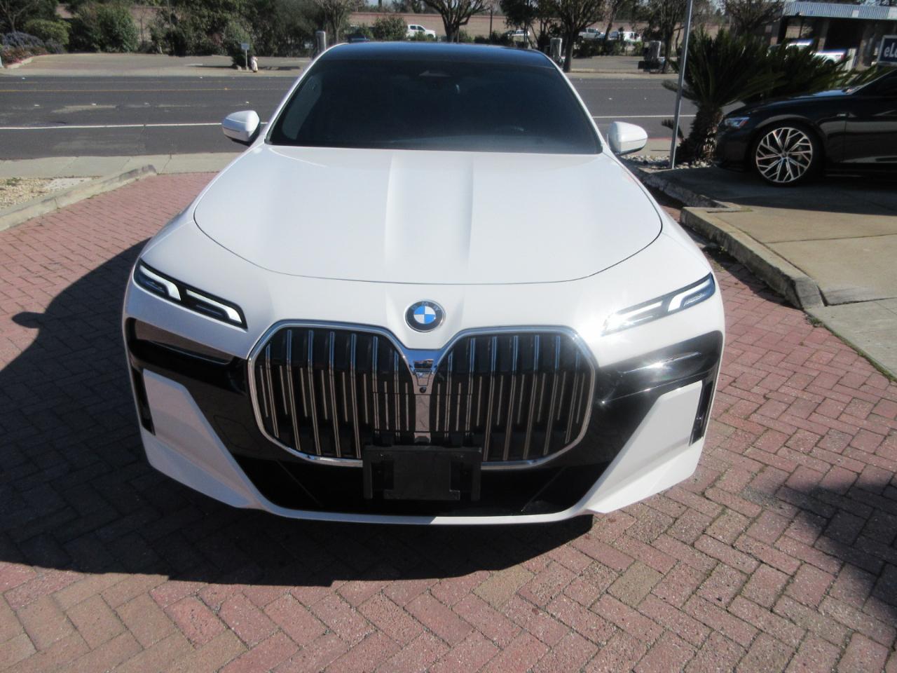 BMW 740i  2025