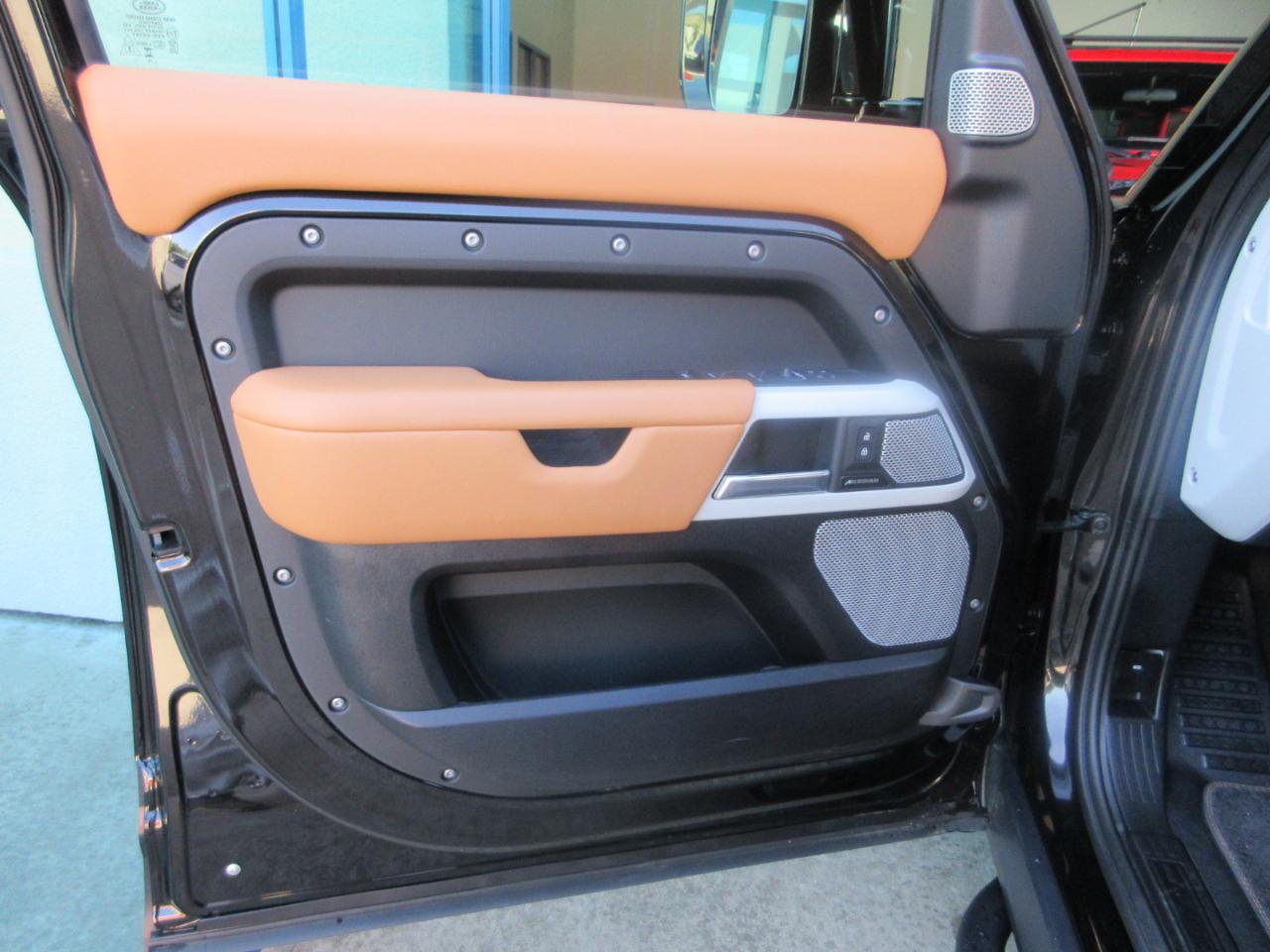 Land Rover Defender  2024