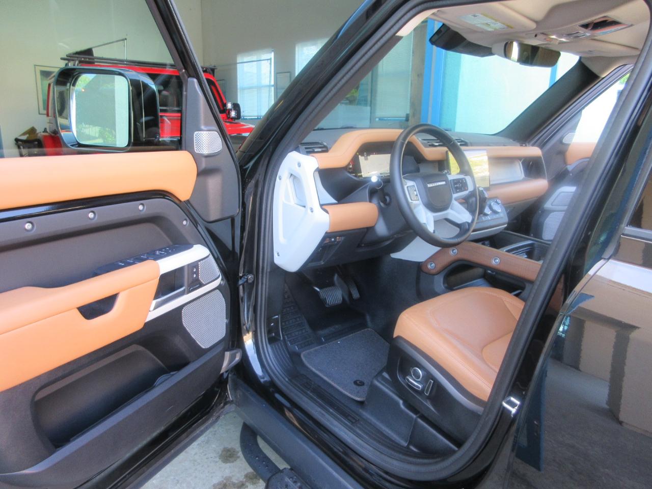 Land Rover Defender  2024