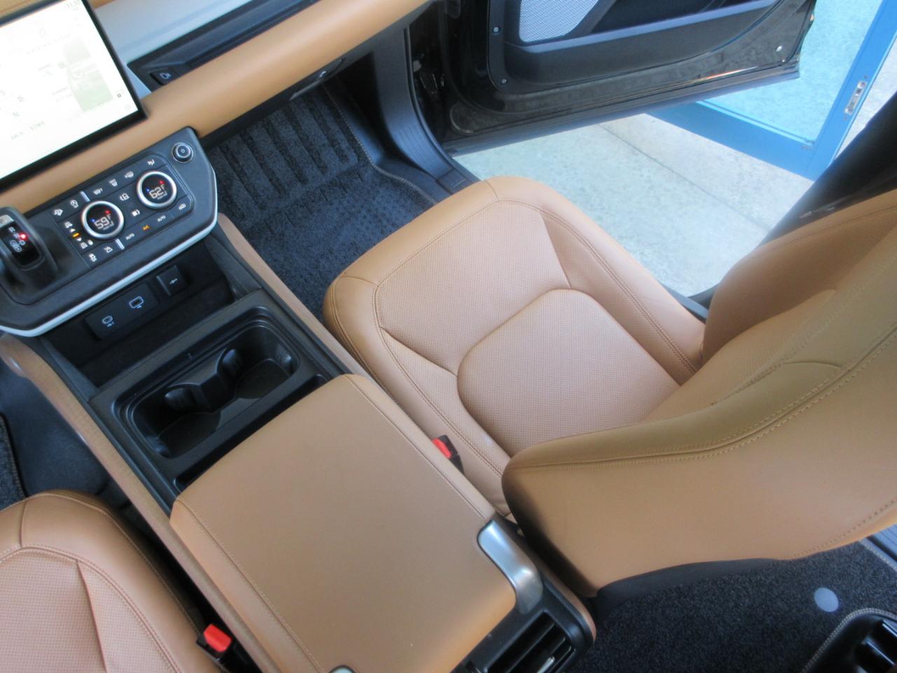 Land Rover Defender  2024