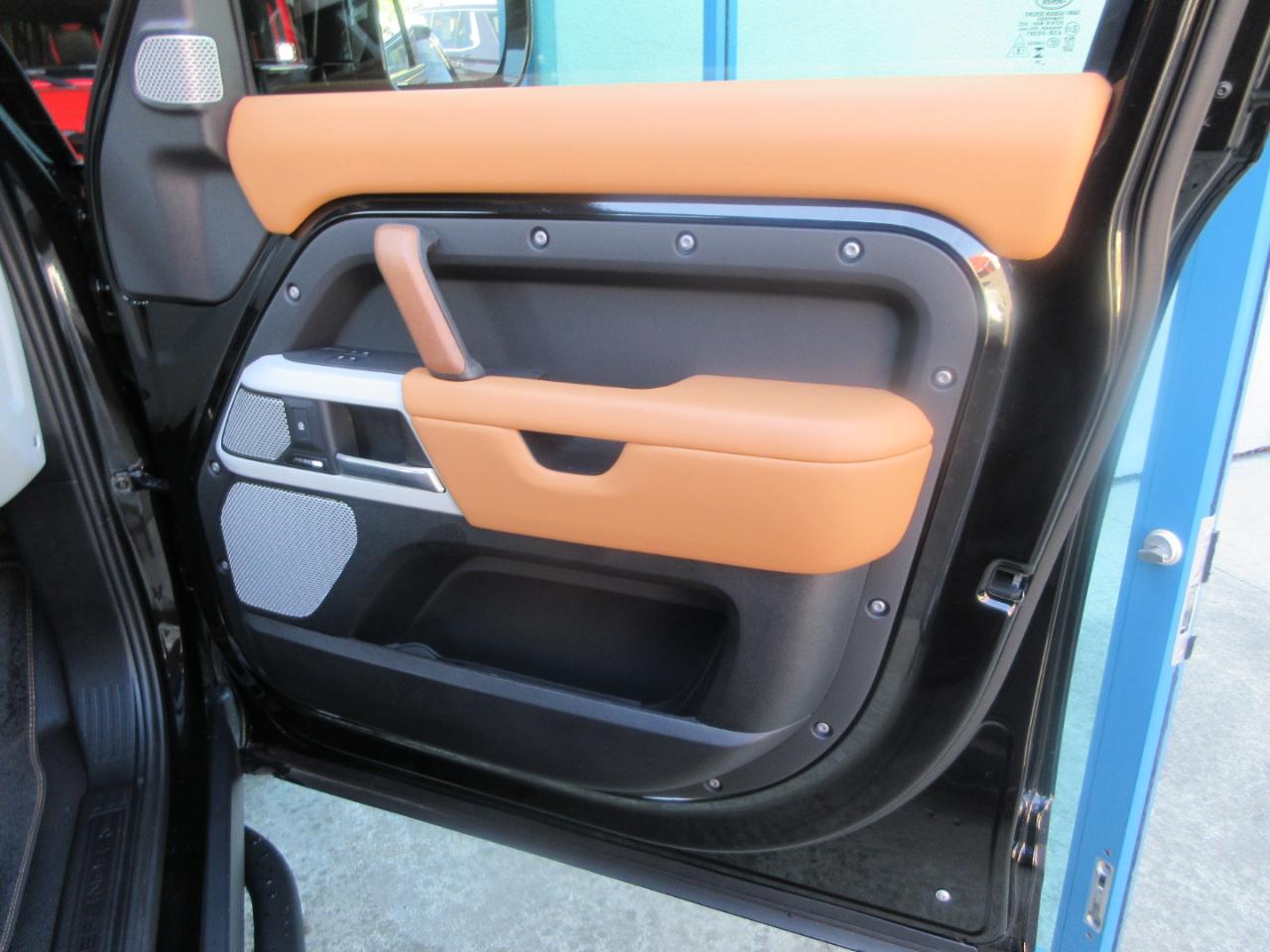 Land Rover Defender  2024