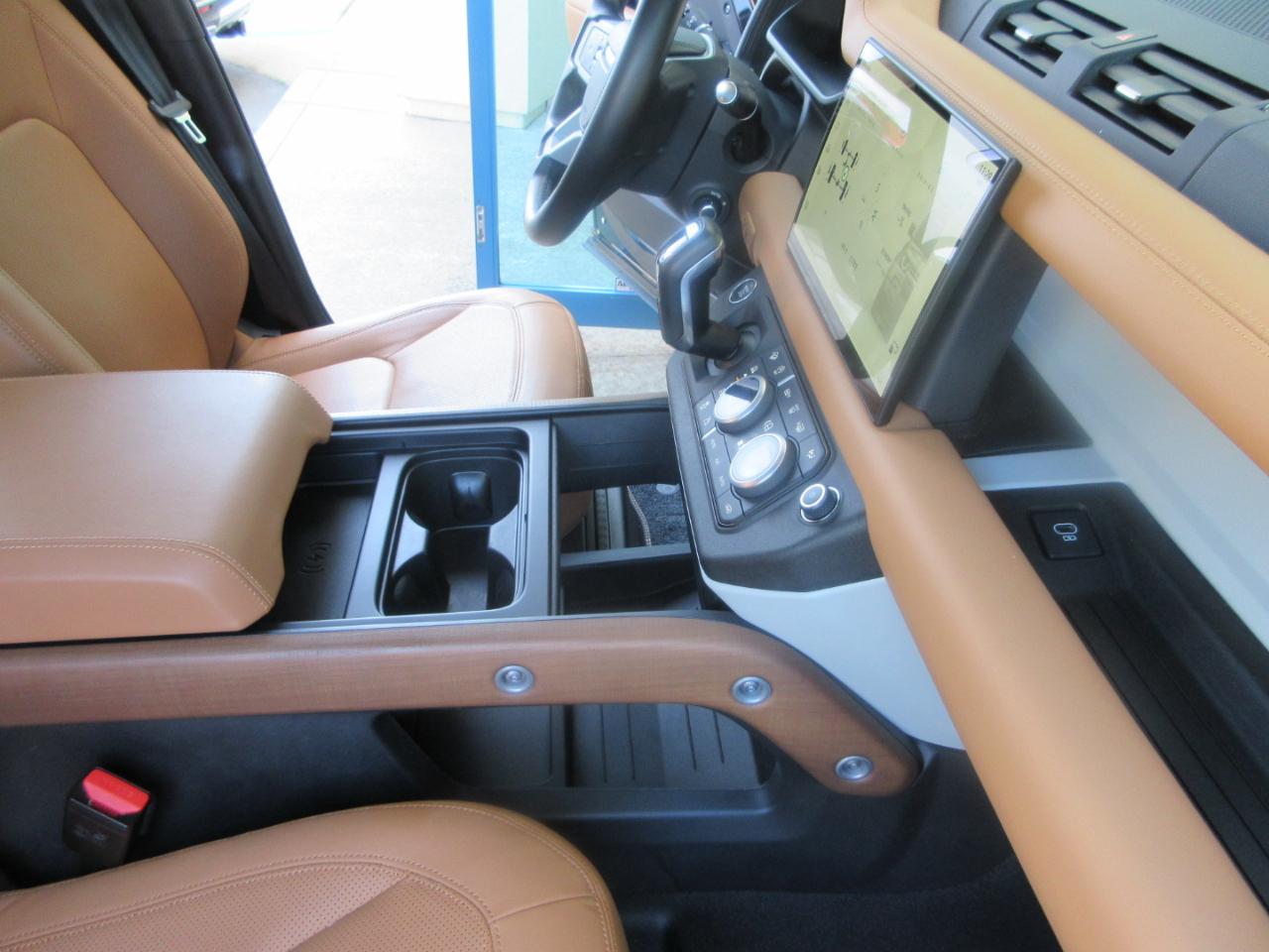 Land Rover Defender  2024