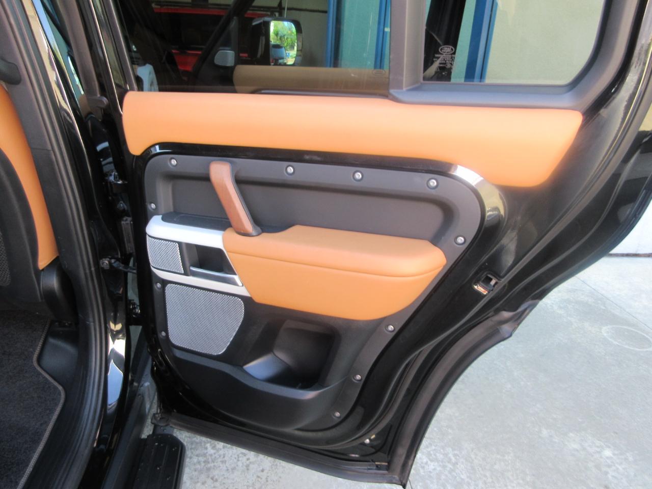 Land Rover Defender  2024