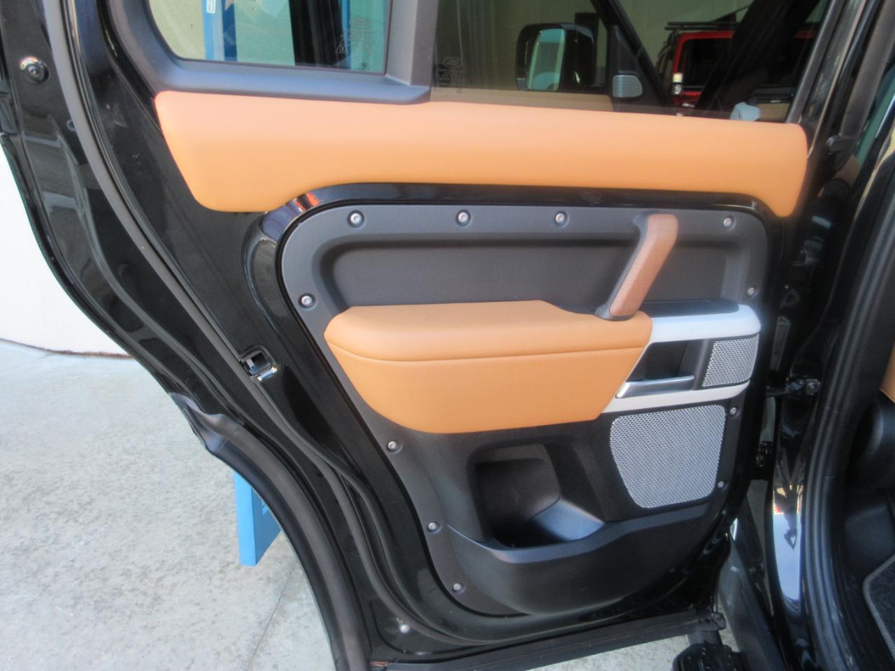 Land Rover Defender  2024