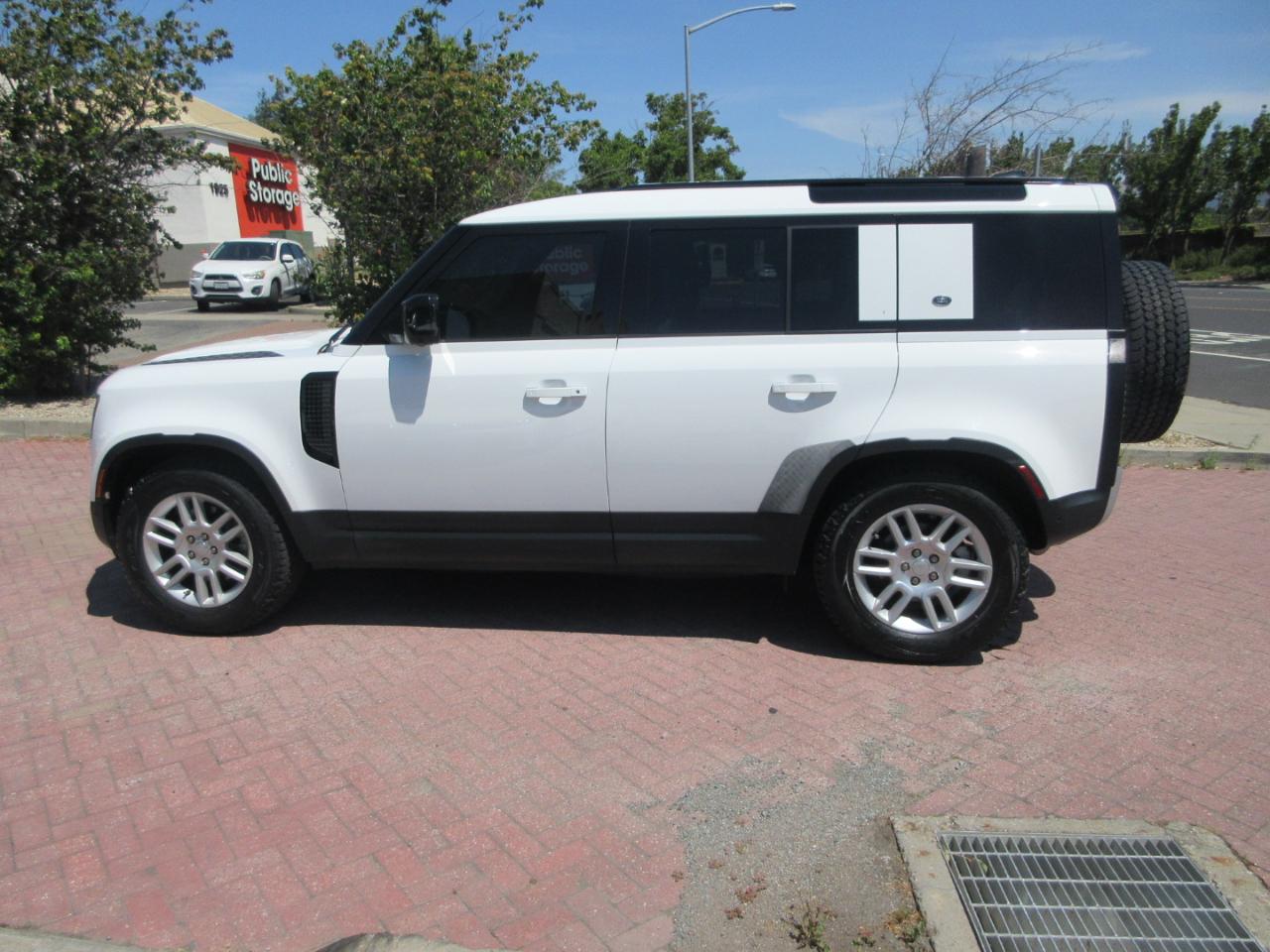 Land Rover Defender  2024