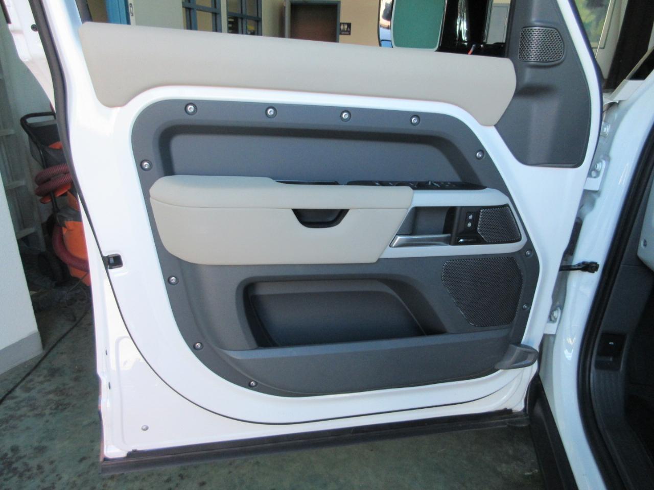 Land Rover Defender  2024