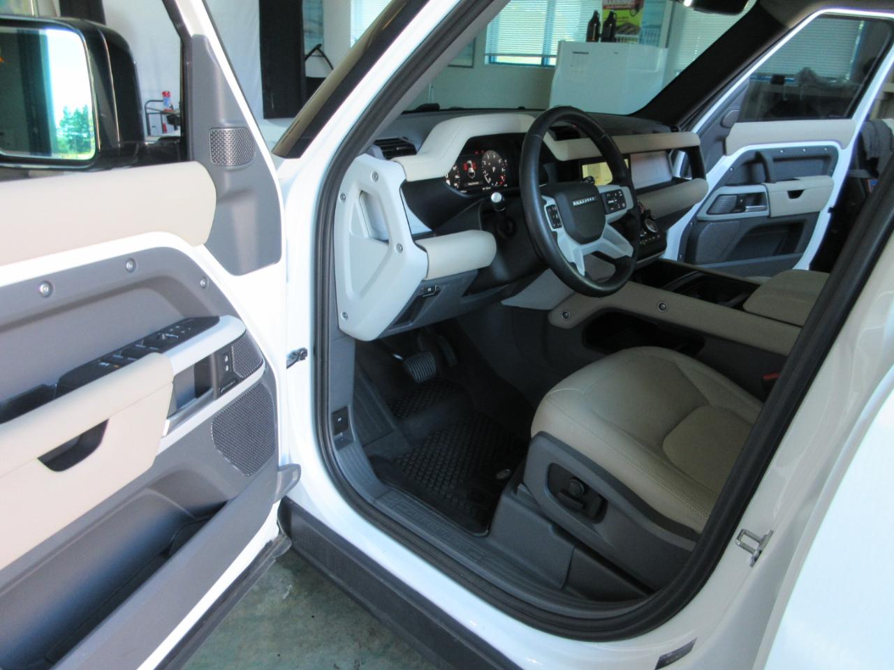 Land Rover Defender  2024