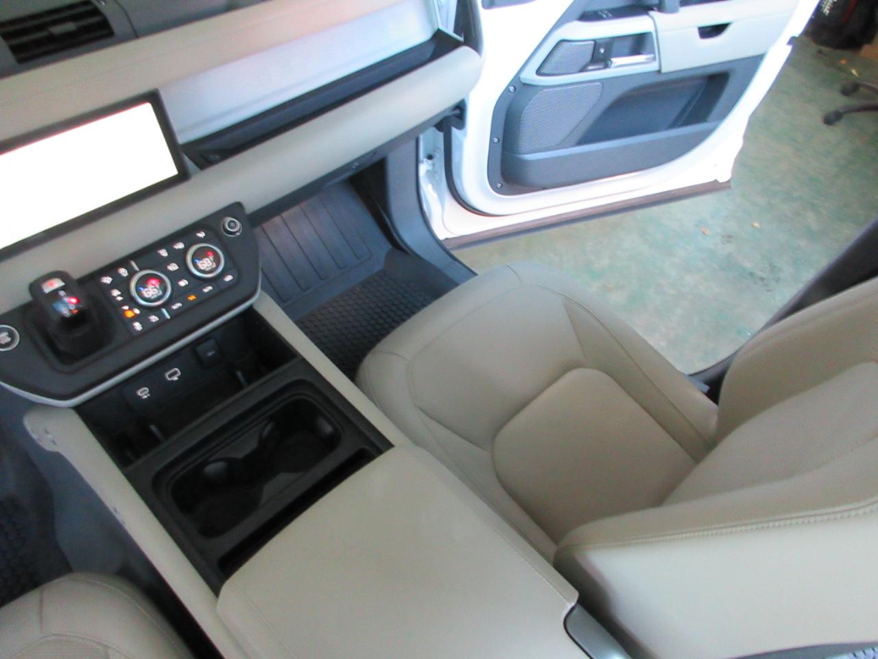 Land Rover Defender  2024