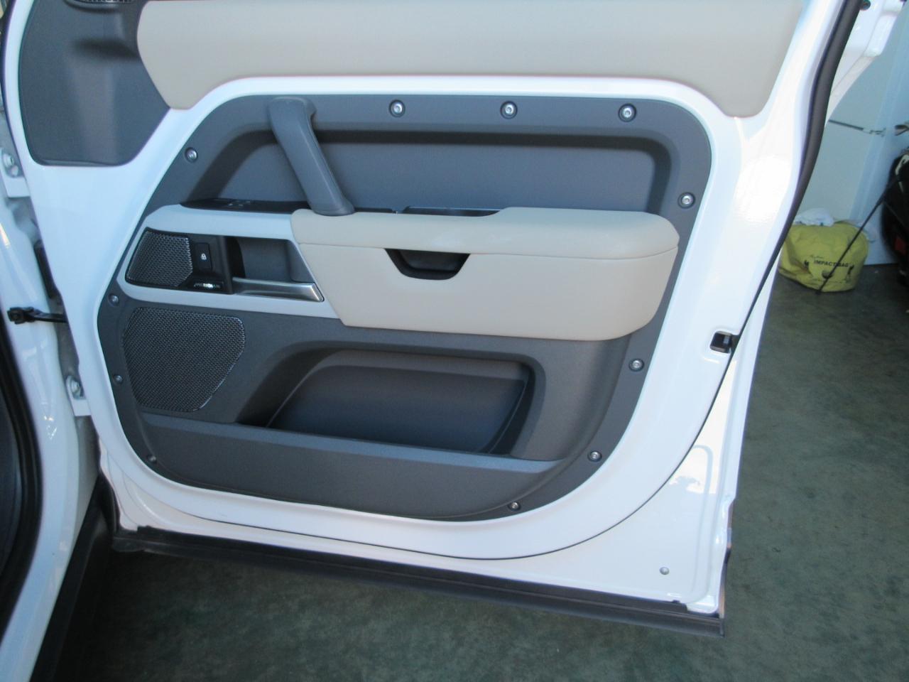 Land Rover Defender  2024