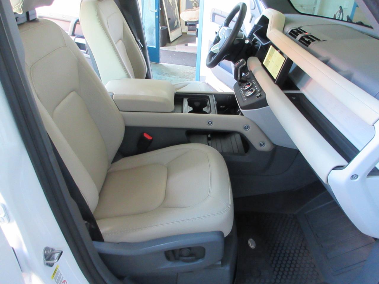 Land Rover Defender  2024