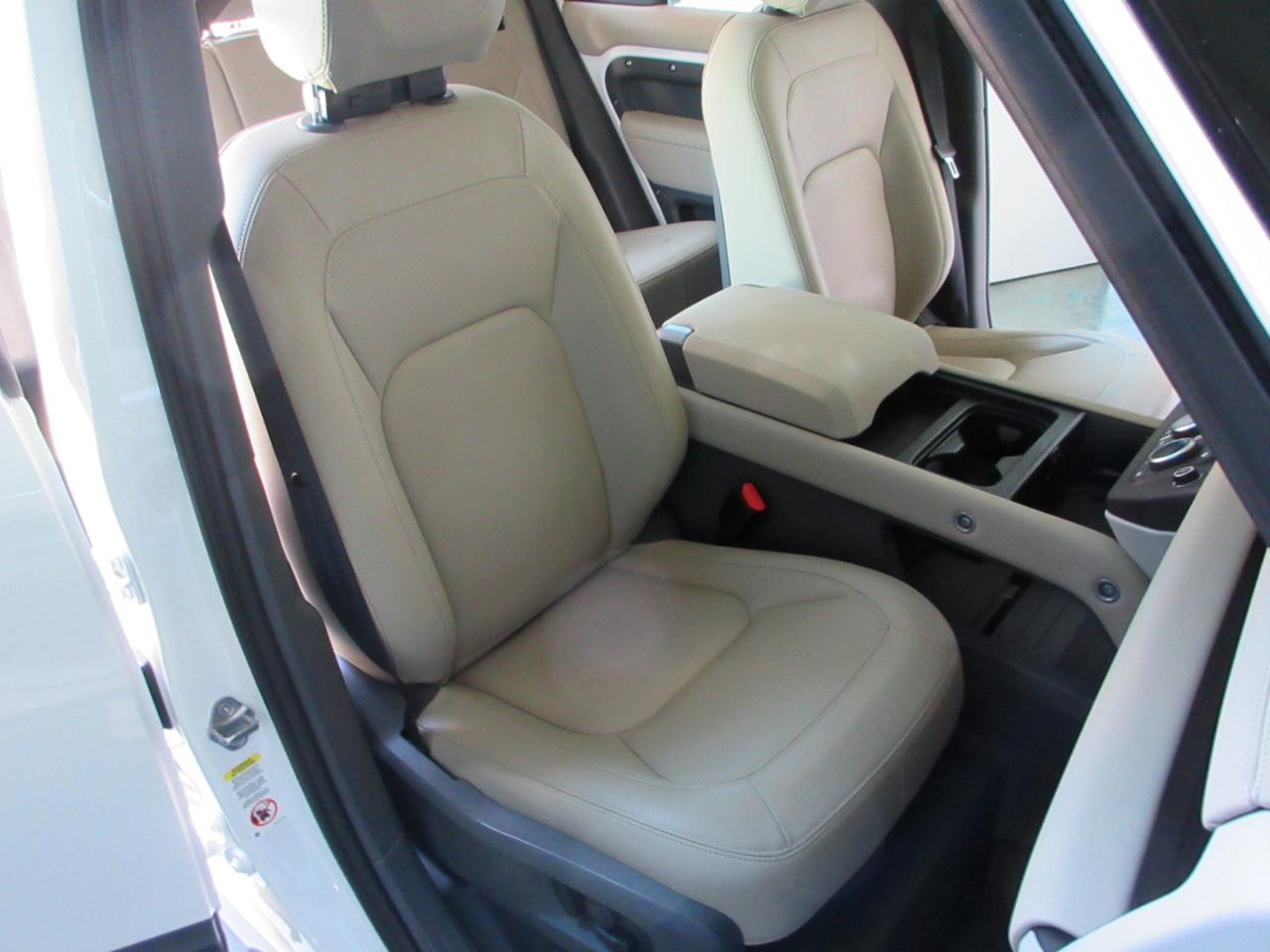Land Rover Defender  2024