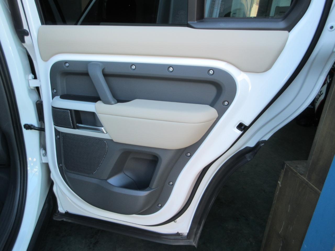 Land Rover Defender  2024