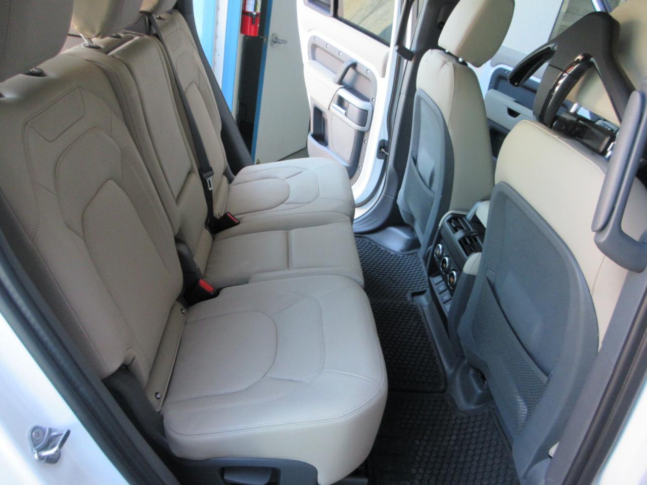 Land Rover Defender  2024