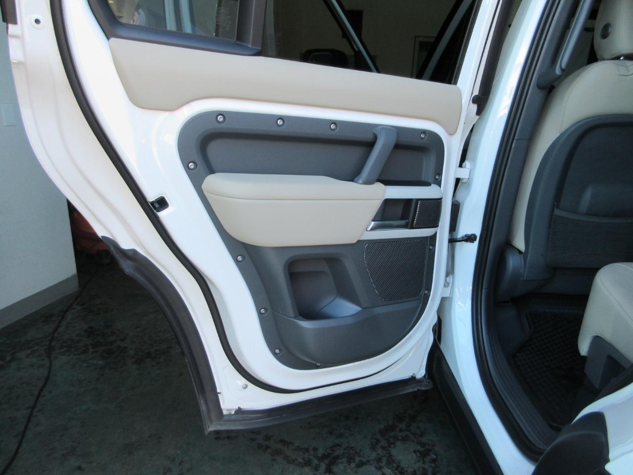 Land Rover Defender  2024