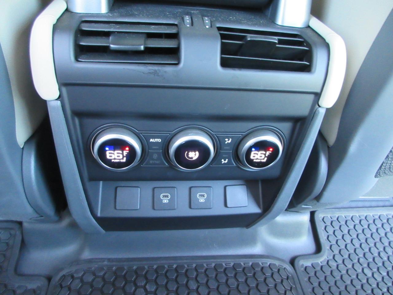 Land Rover Defender  2024