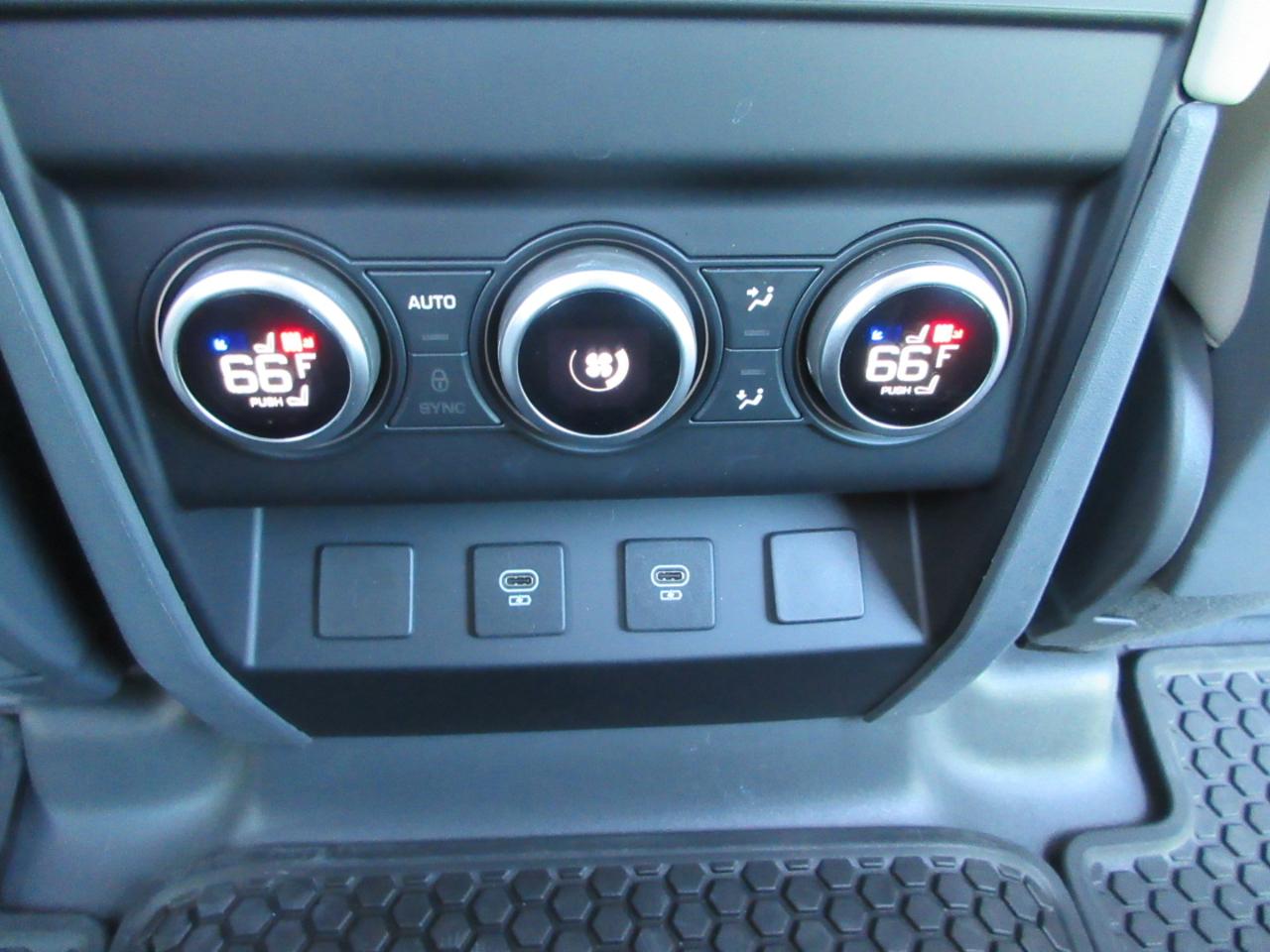 Land Rover Defender  2024
