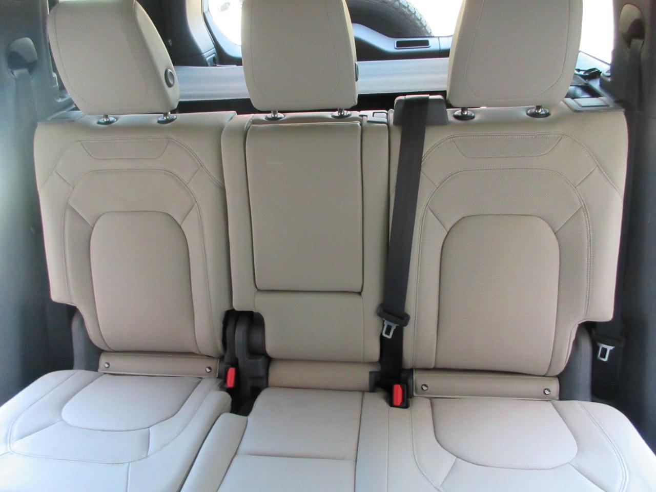 Land Rover Defender  2024