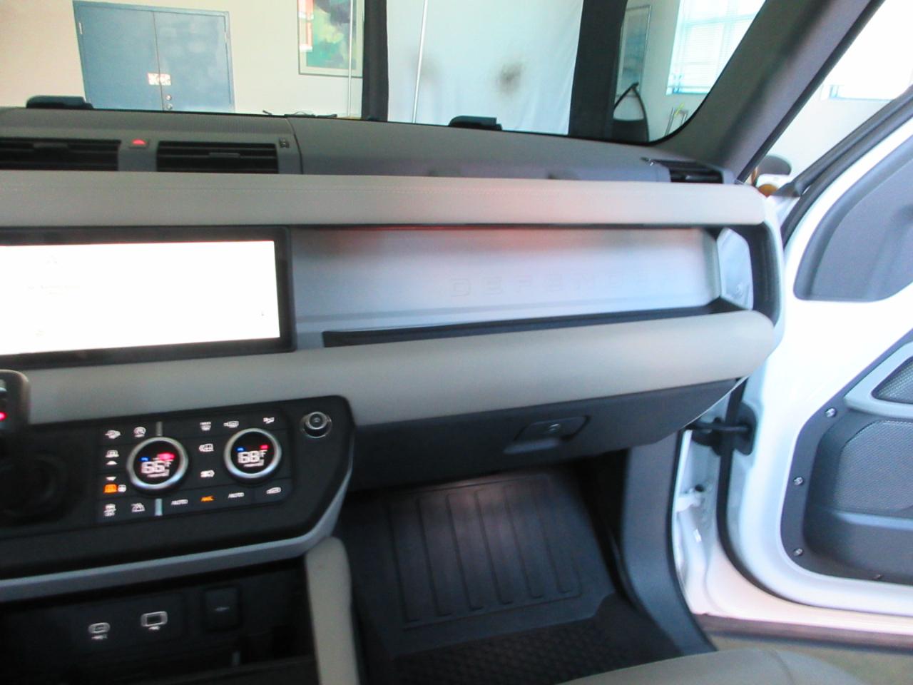 Land Rover Defender  2024