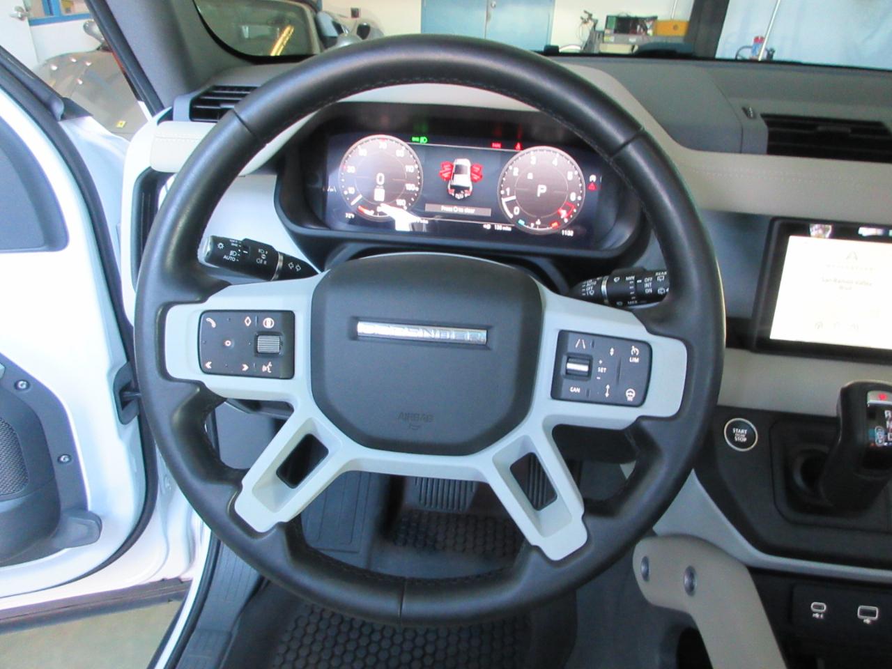 Land Rover Defender  2024