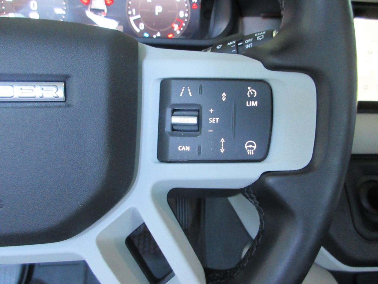 Land Rover Defender  2024