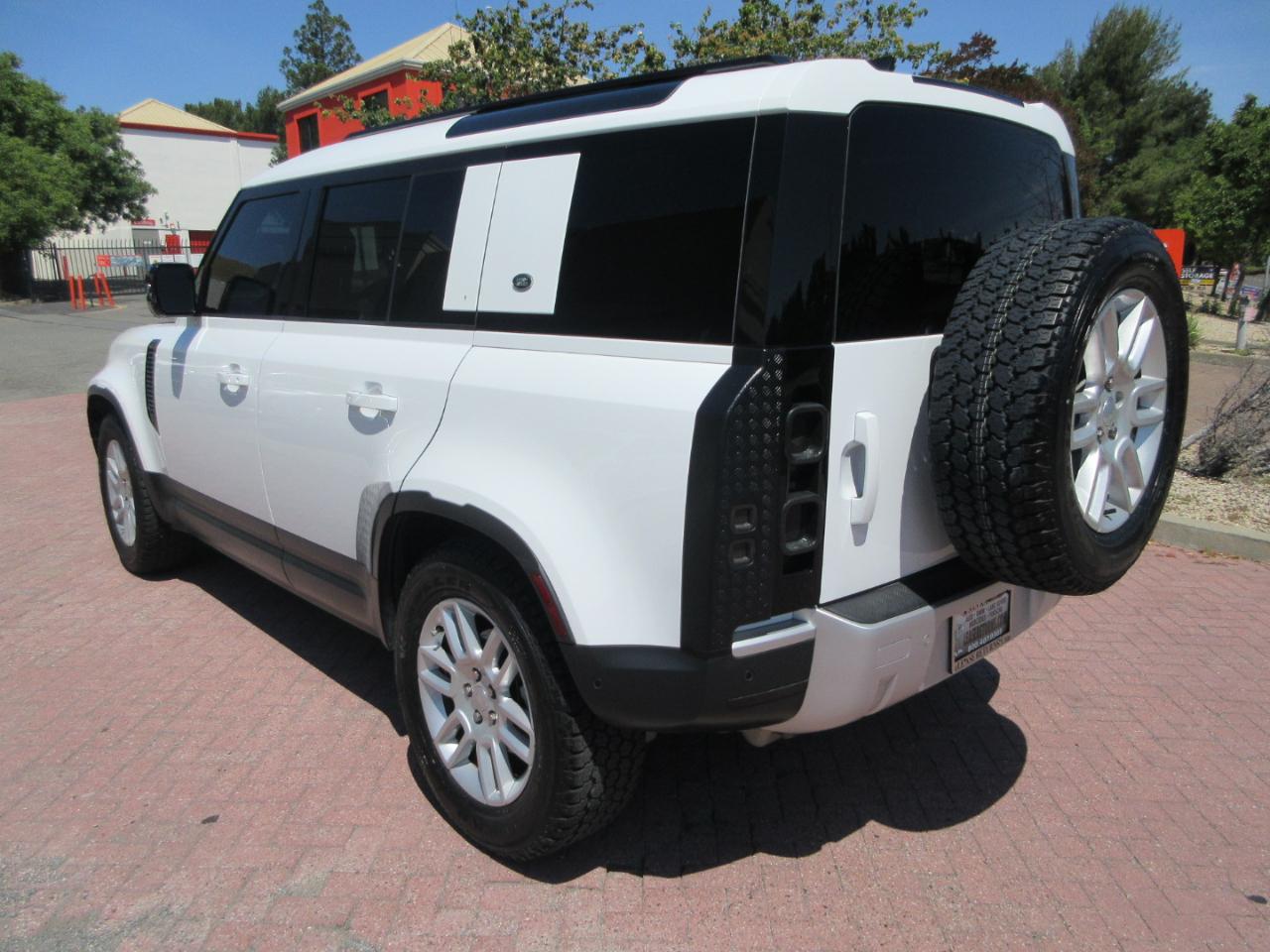 Land Rover Defender  2024
