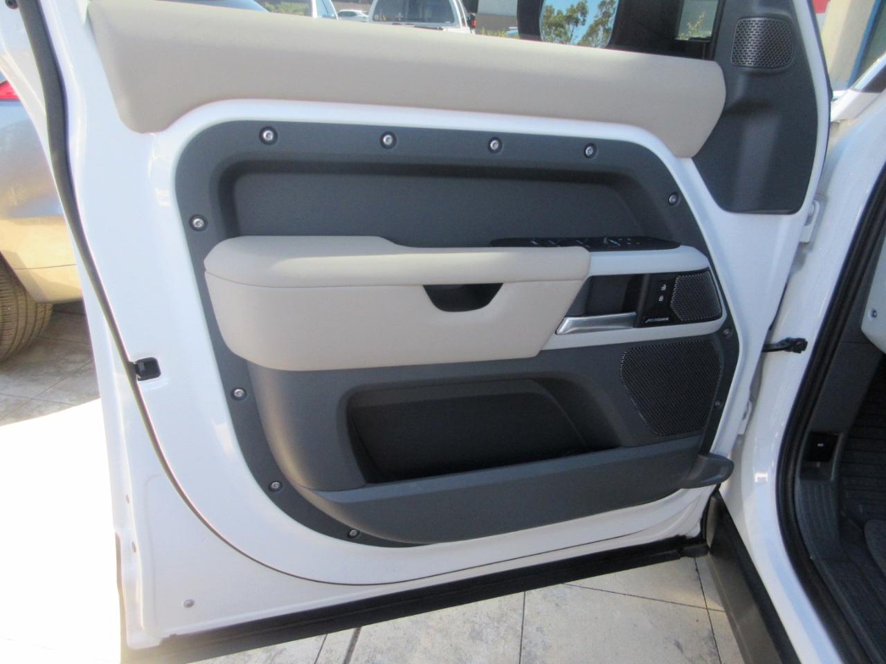 Land Rover Defender  2024