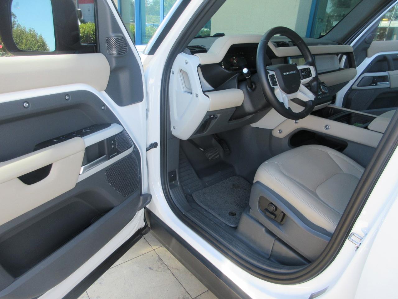 Land Rover Defender  2024