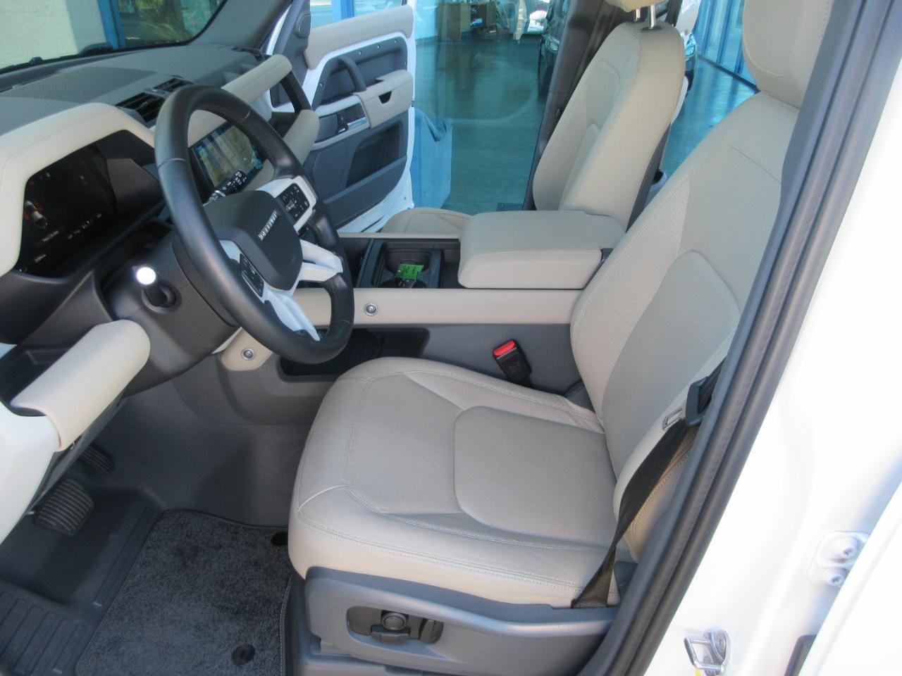 Land Rover Defender  2024