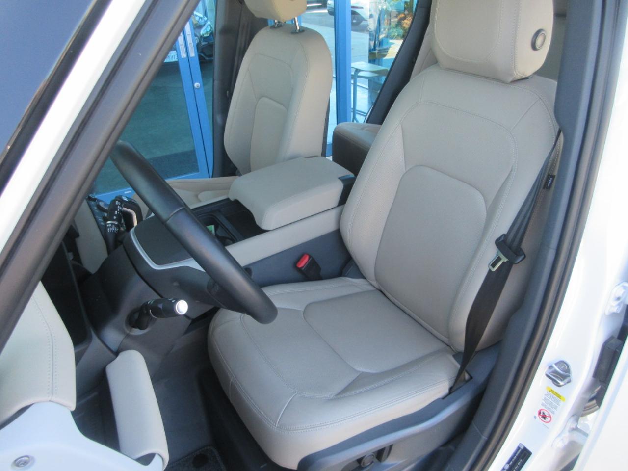 Land Rover Defender  2024