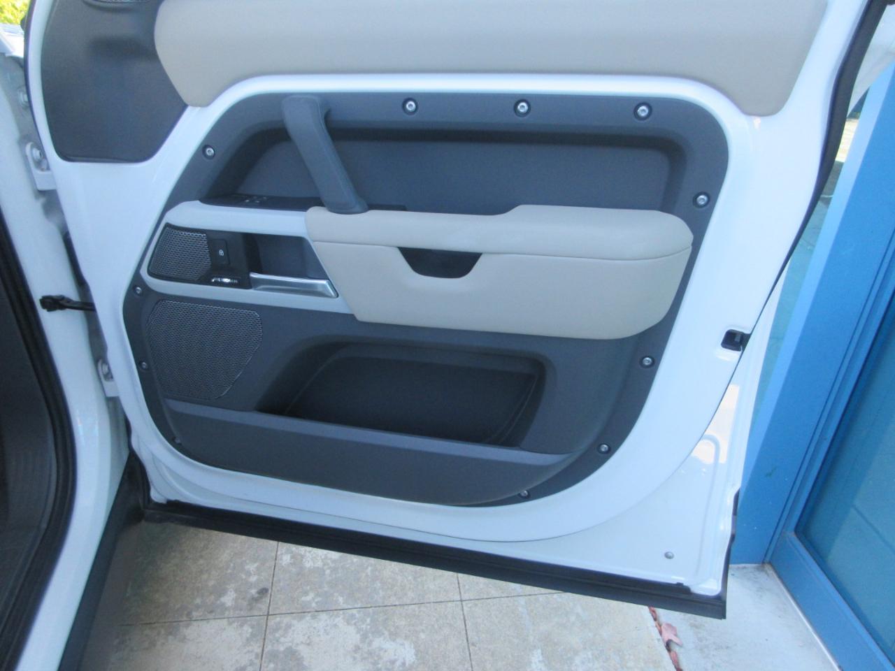 Land Rover Defender  2024