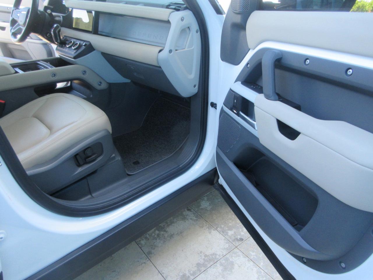 Land Rover Defender  2024