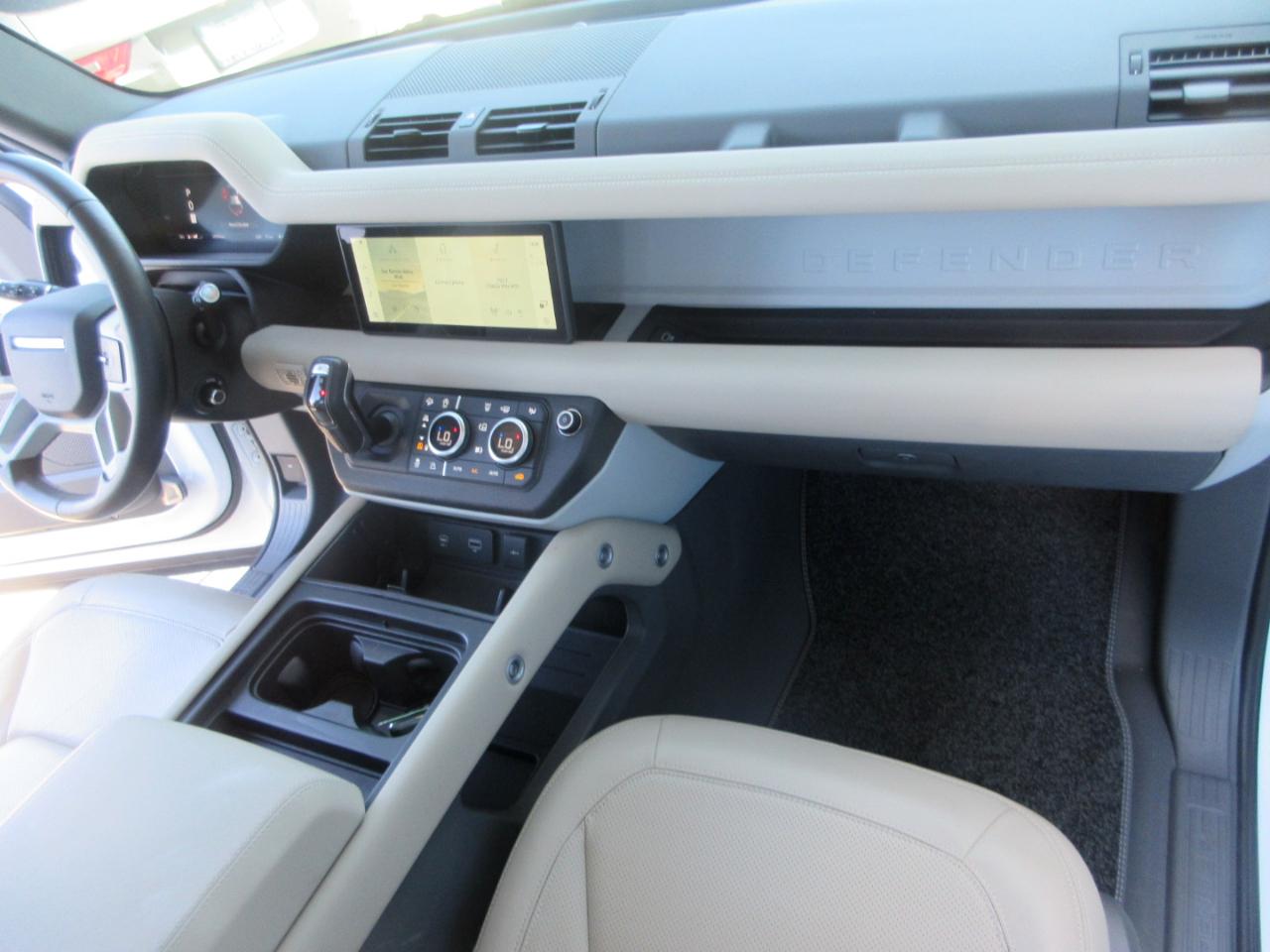 Land Rover Defender  2024