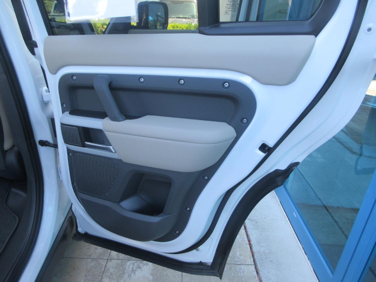 Land Rover Defender  2024