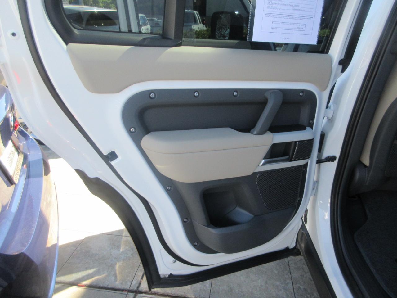 Land Rover Defender  2024