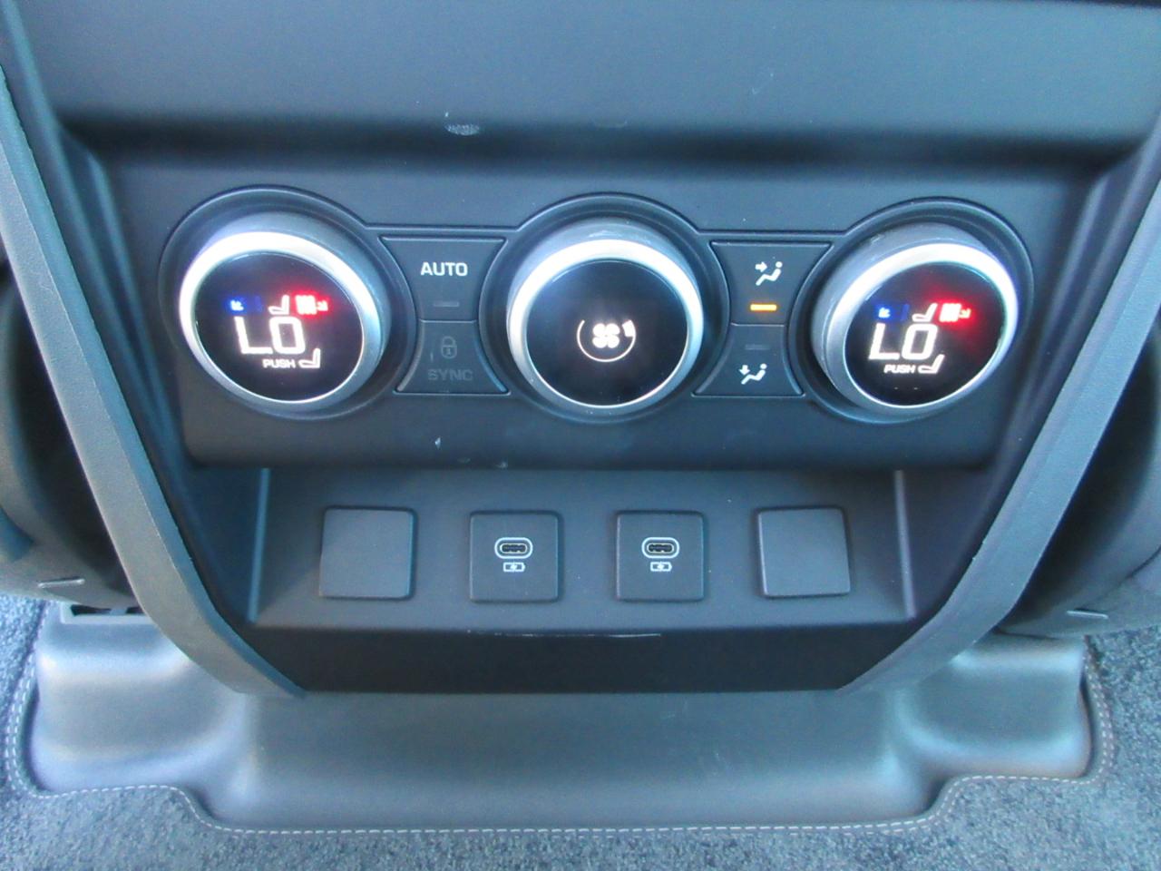 Land Rover Defender  2024