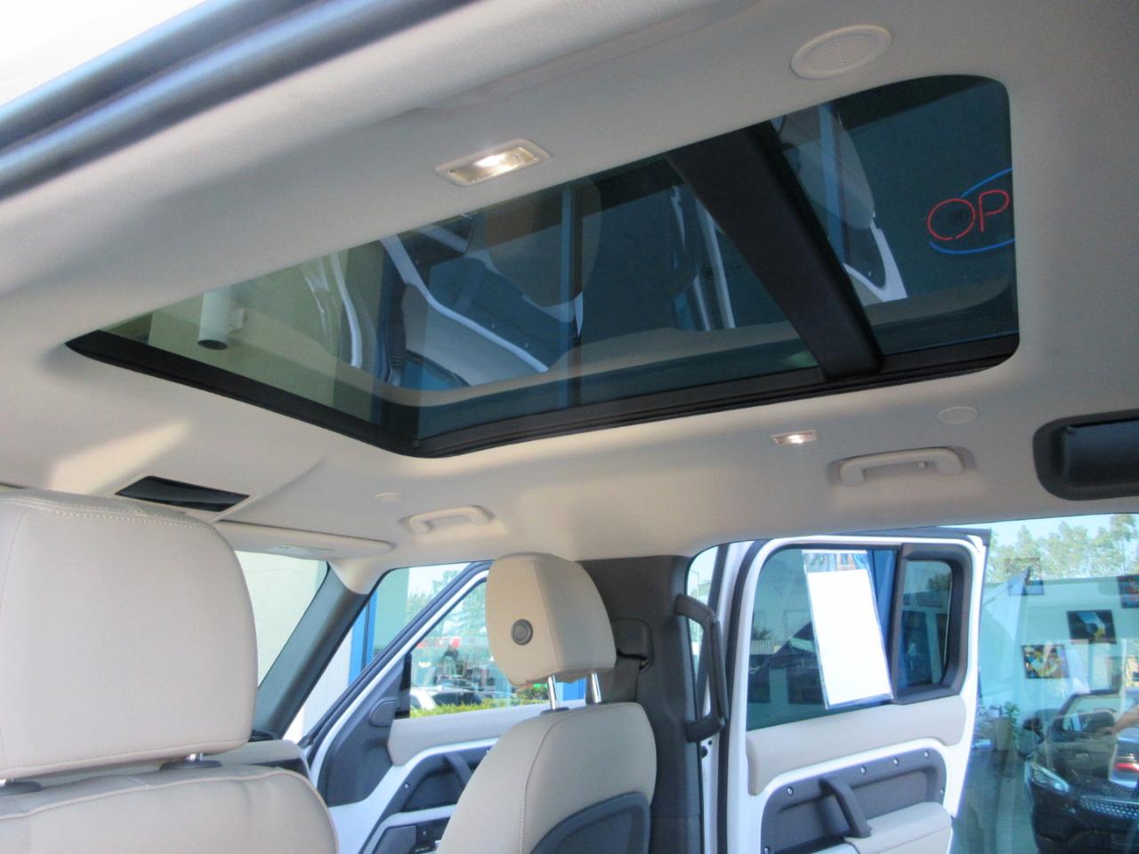 Land Rover Defender  2024