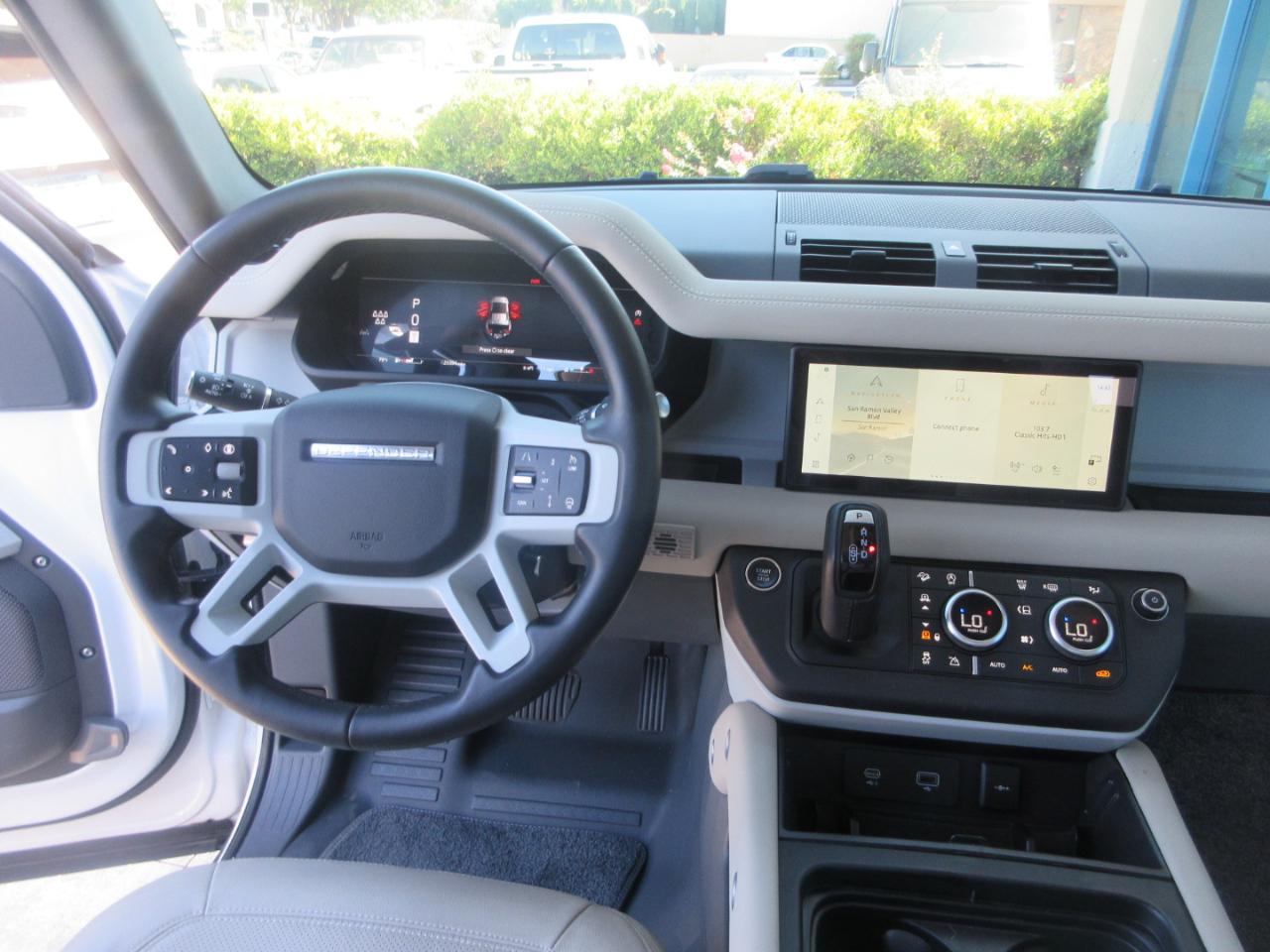 Land Rover Defender  2024