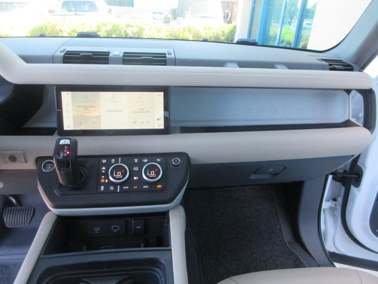 Land Rover Defender  2024