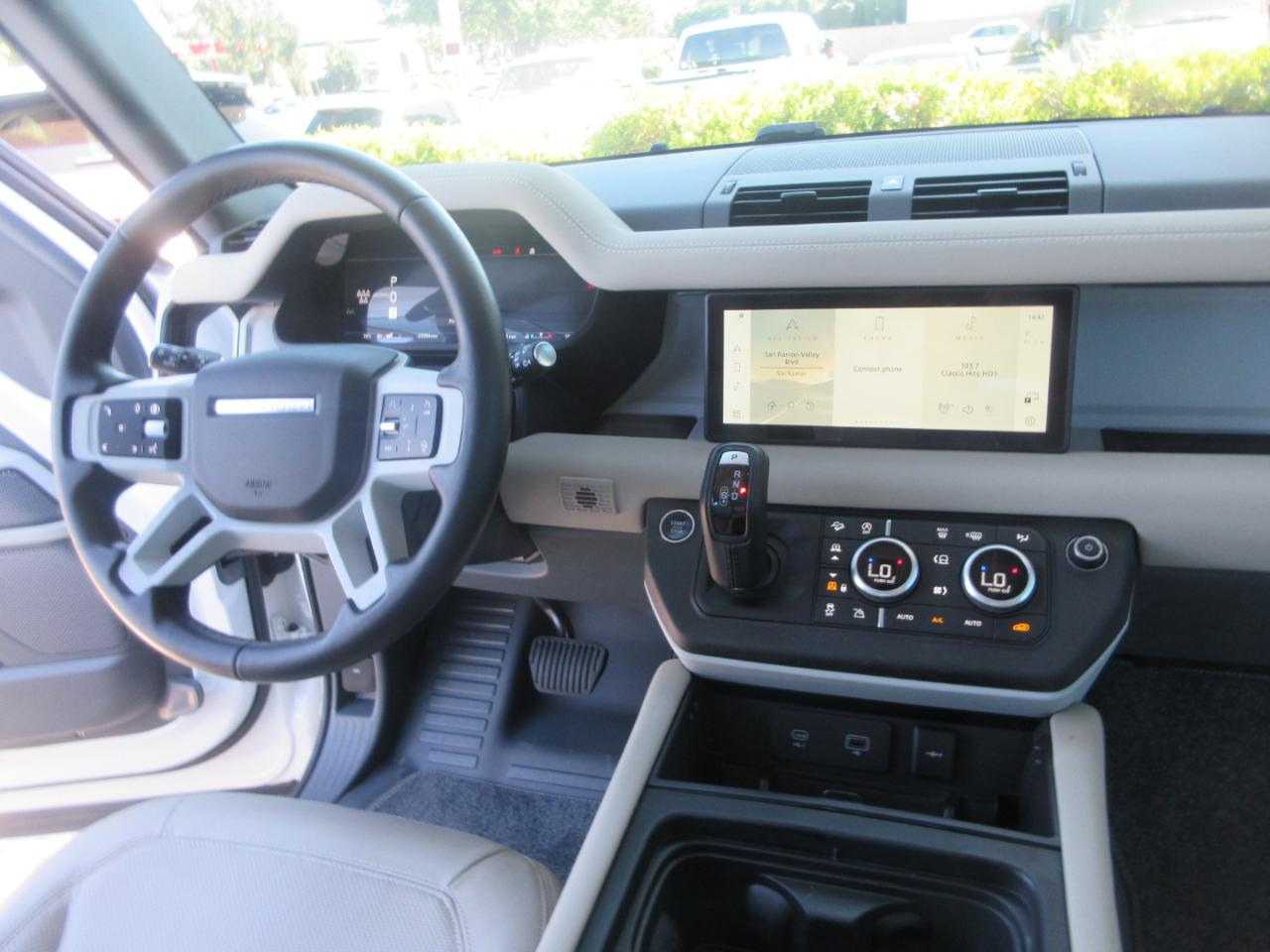 Land Rover Defender  2024