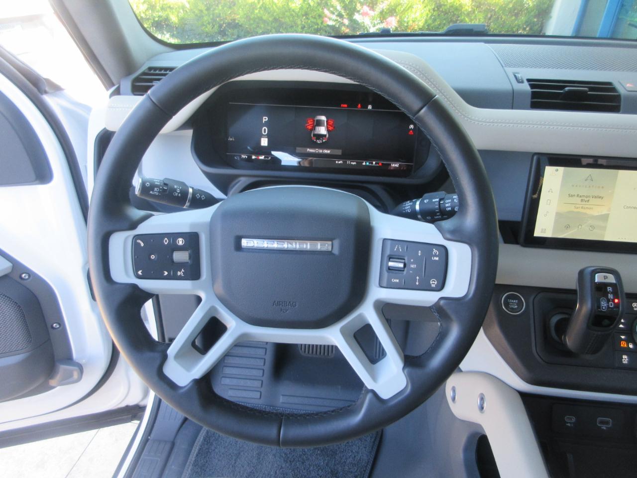 Land Rover Defender  2024