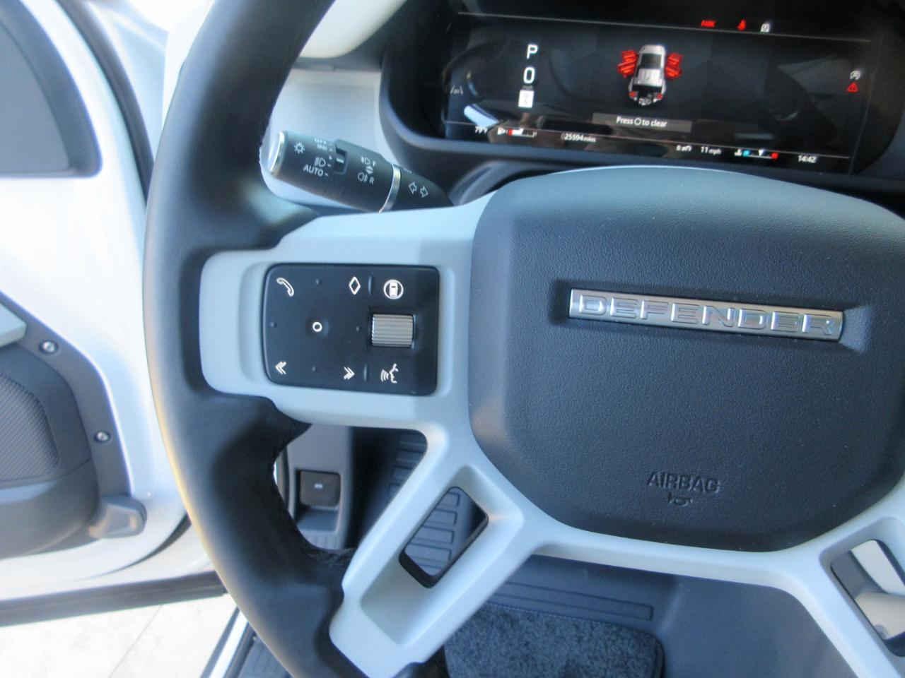 Land Rover Defender  2024