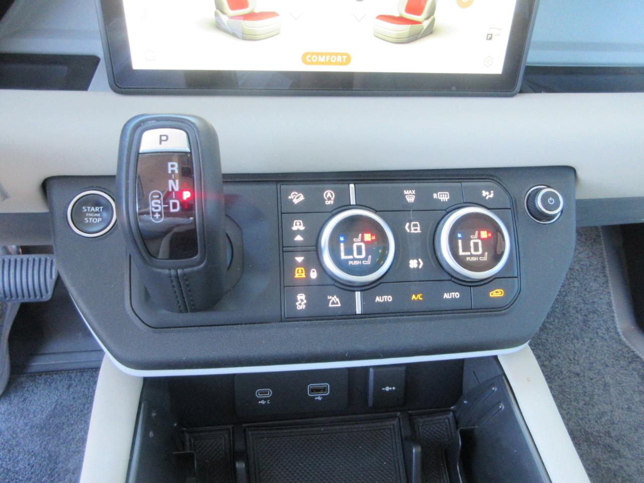 Land Rover Defender  2024