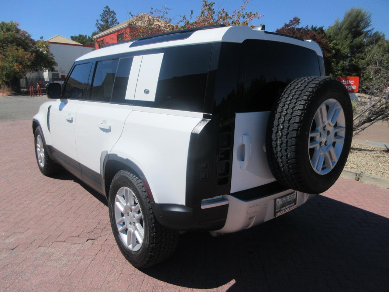 Land Rover Defender  2024