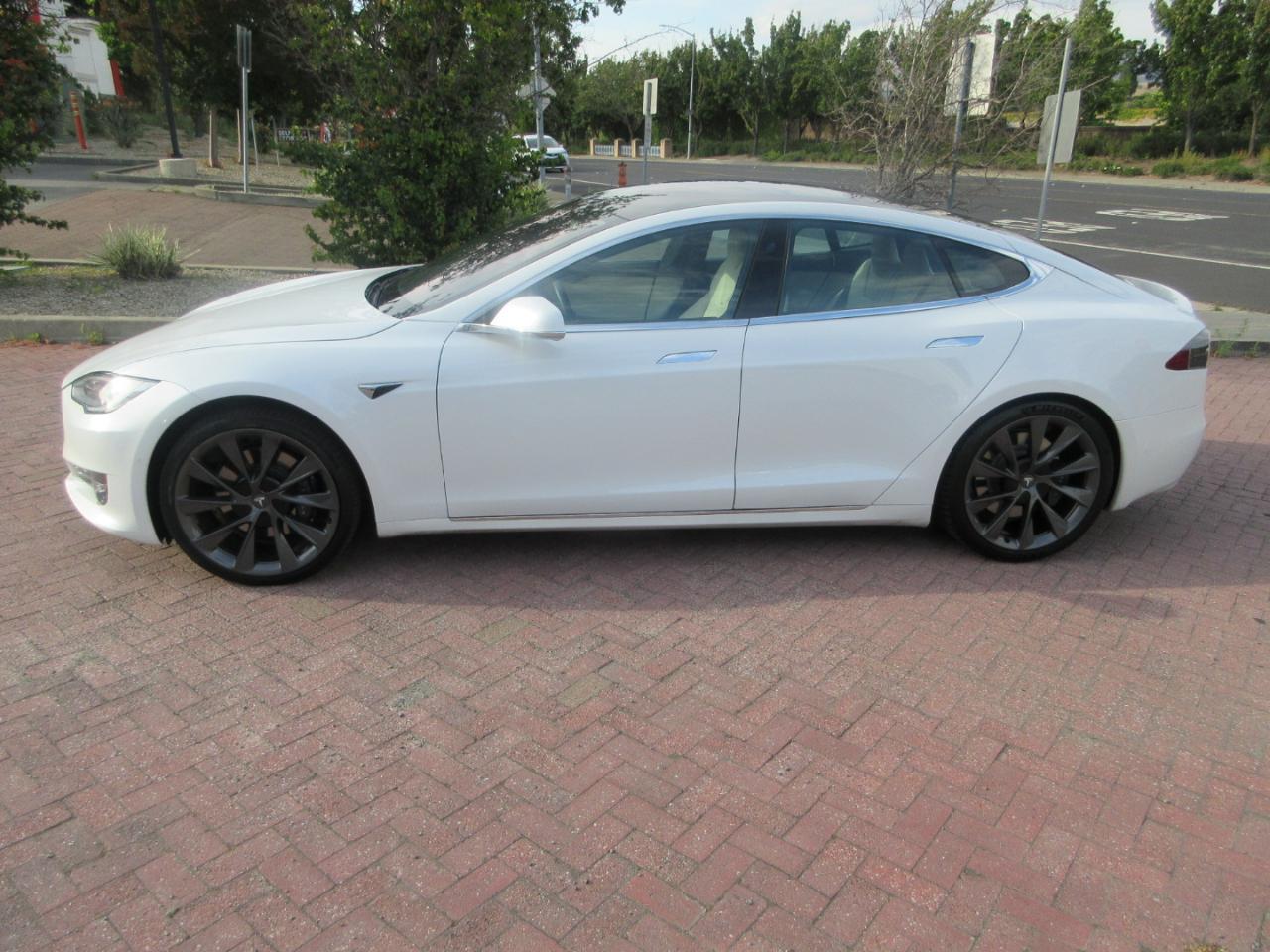 Tesla Model S  2021