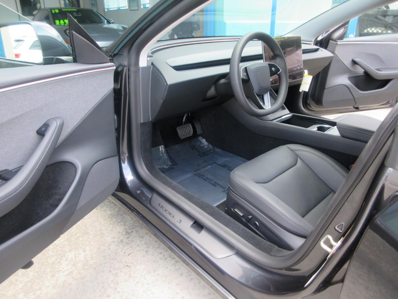 Tesla Model 3  2024