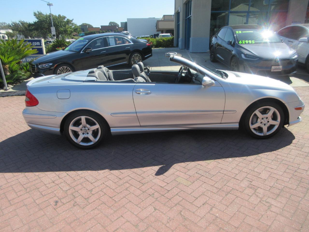 Mercedes-Benz CLK-Class 2dr Cabriolet 5.0L 2006