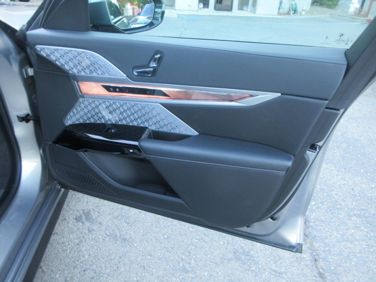 BMW 7-Series  2023