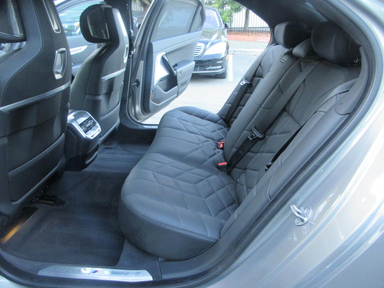 BMW 7-Series  2023