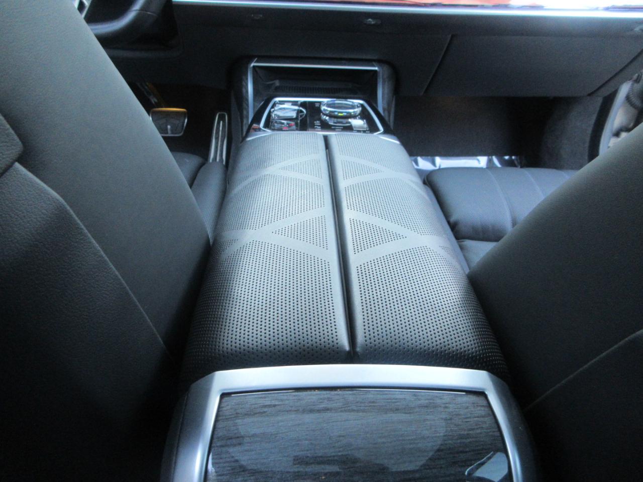 BMW 7-Series  2023