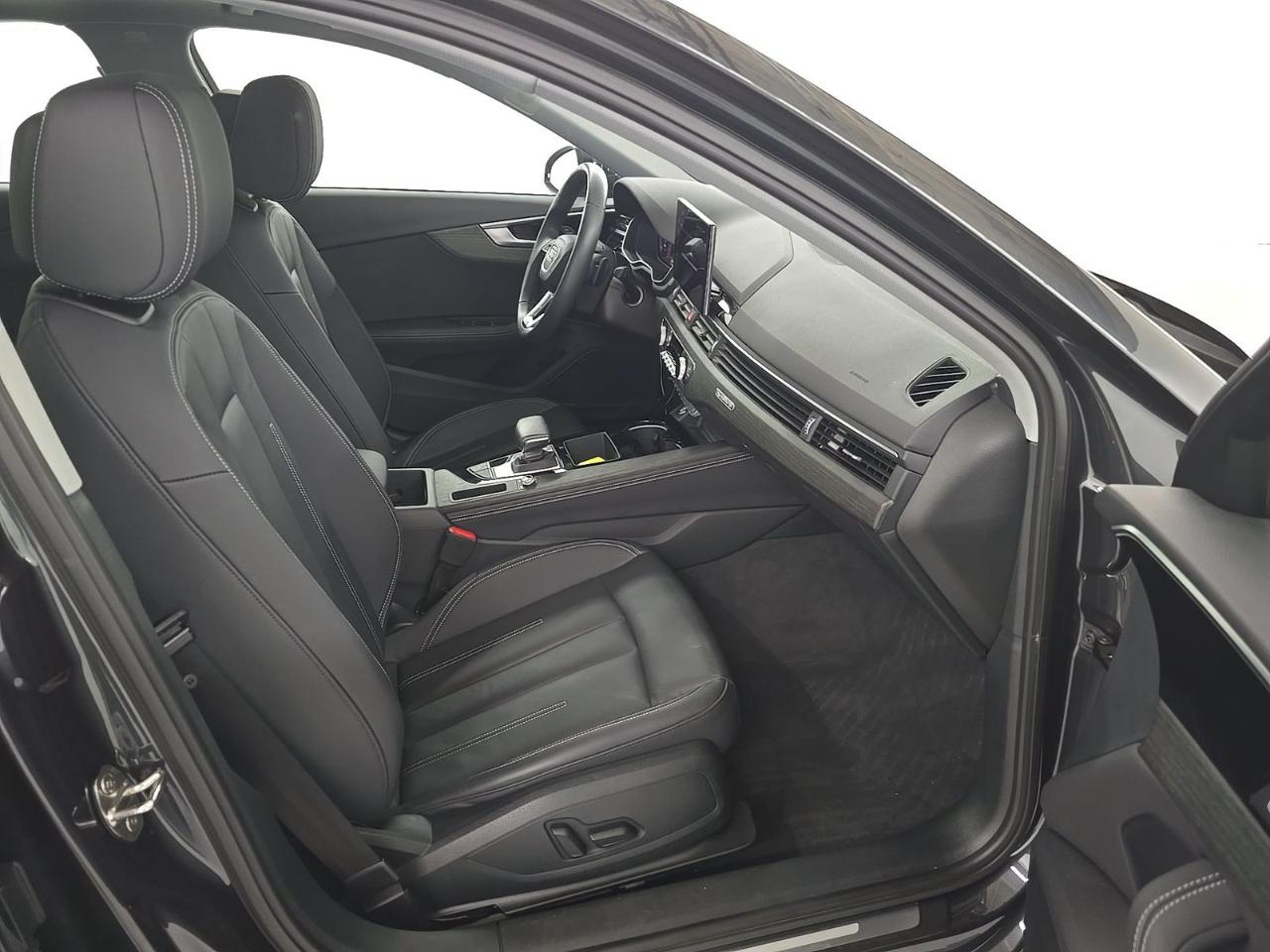 Audi A4 Sedan Premium Plus 40 TFSI quattro 2023